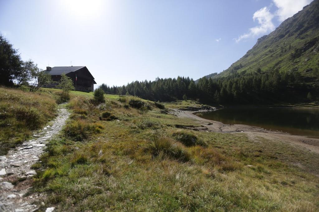 Rifugio Al Lago Del Mortirolo In Inverno Raggiungibile Solo A Piedi Monno Exterior photo