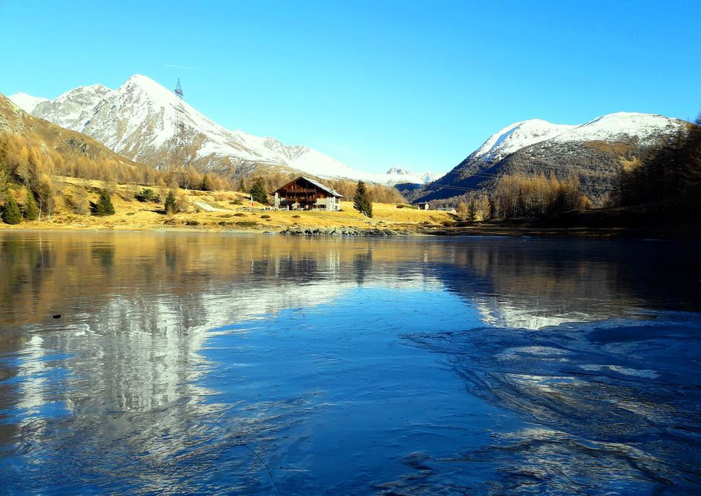 Rifugio Al Lago Del Mortirolo In Inverno Raggiungibile Solo A Piedi Monno Exterior photo