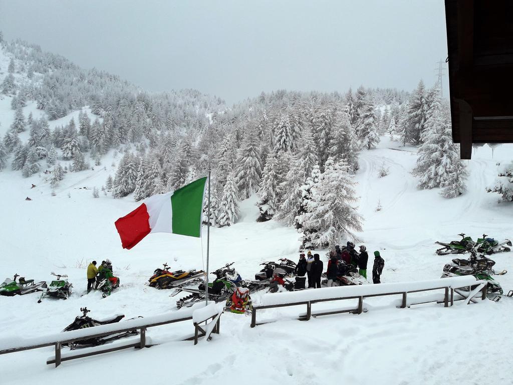 Rifugio Al Lago Del Mortirolo In Inverno Raggiungibile Solo A Piedi Monno Exterior photo