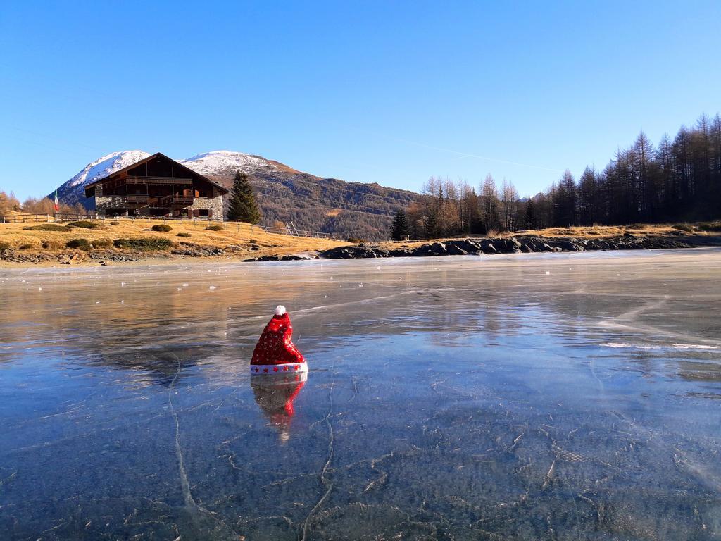 Rifugio Al Lago Del Mortirolo In Inverno Raggiungibile Solo A Piedi Monno Exterior photo