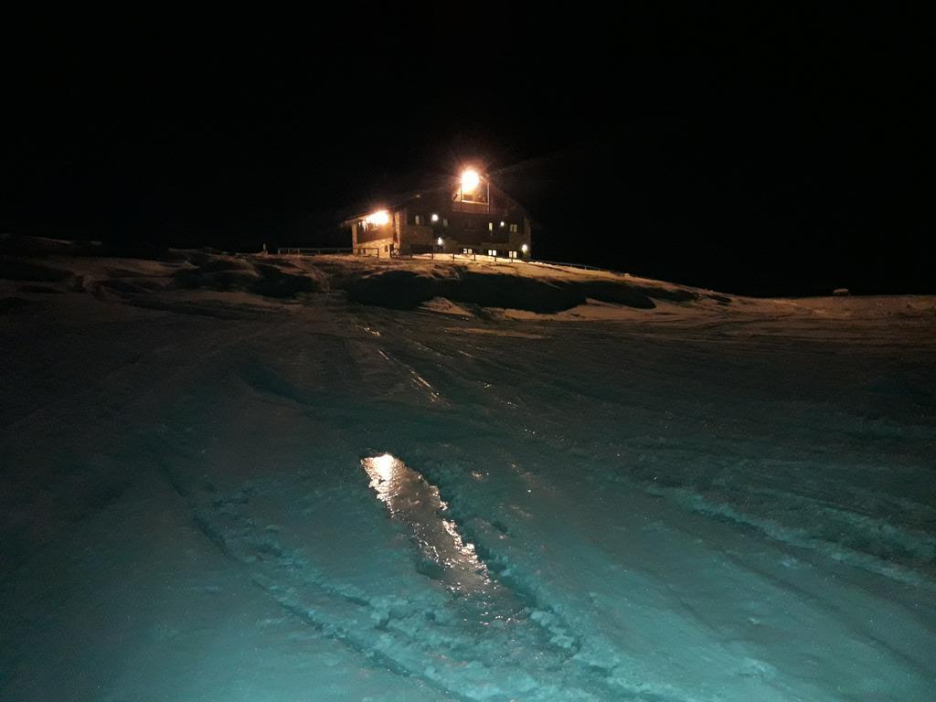 Rifugio Al Lago Del Mortirolo In Inverno Raggiungibile Solo A Piedi Monno Exterior photo