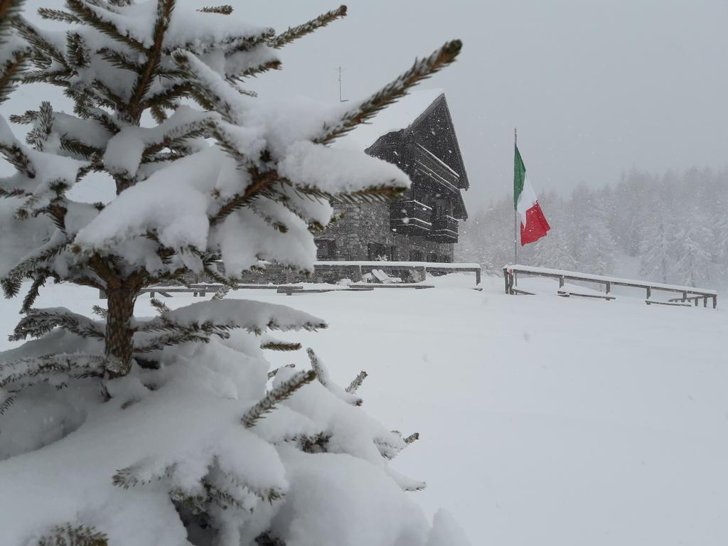 Rifugio Al Lago Del Mortirolo In Inverno Raggiungibile Solo A Piedi Monno Exterior photo