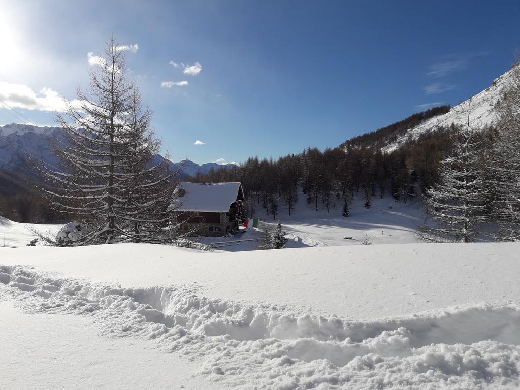 Rifugio Al Lago Del Mortirolo In Inverno Raggiungibile Solo A Piedi Monno Exterior photo