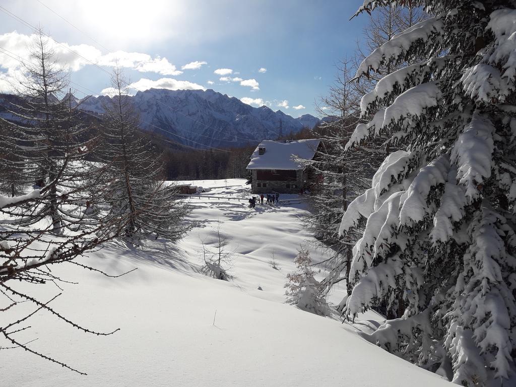 Rifugio Al Lago Del Mortirolo In Inverno Raggiungibile Solo A Piedi Monno Exterior photo