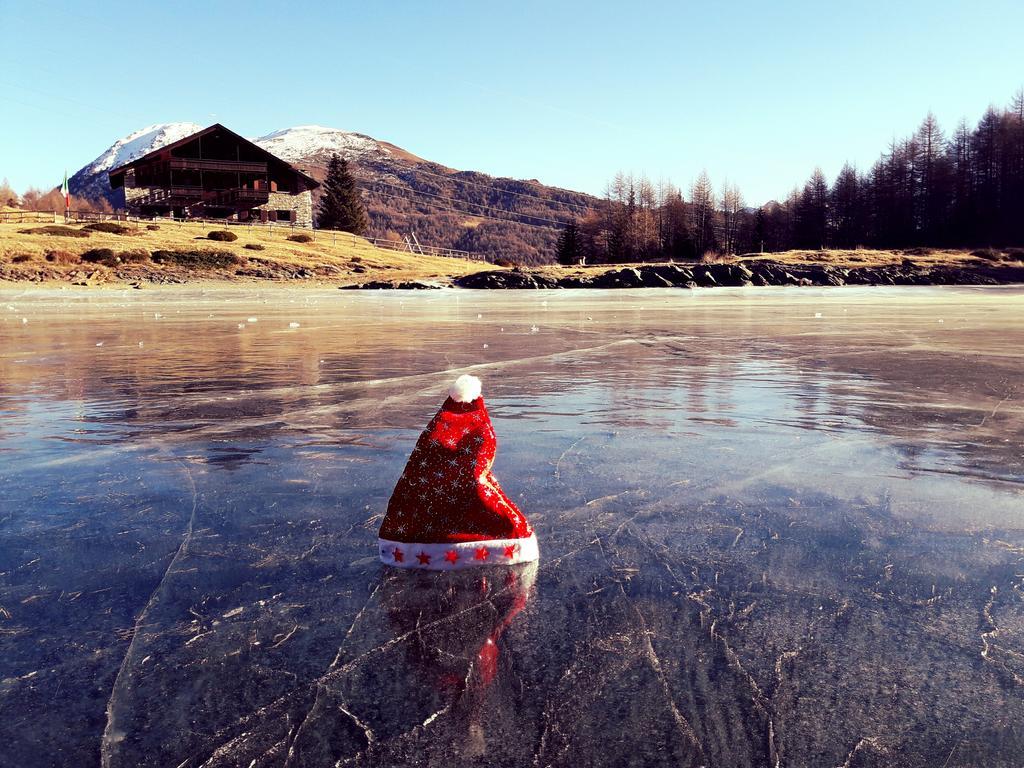 Rifugio Al Lago Del Mortirolo In Inverno Raggiungibile Solo A Piedi Monno Exterior photo