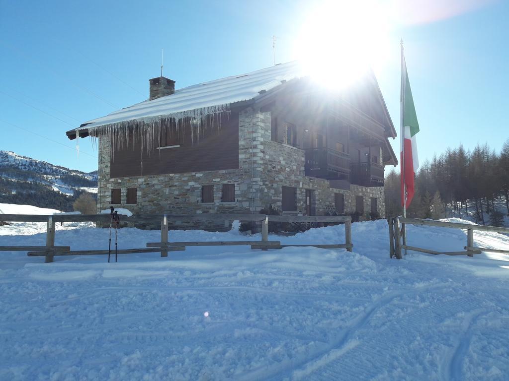 Rifugio Al Lago Del Mortirolo In Inverno Raggiungibile Solo A Piedi Monno Exterior photo