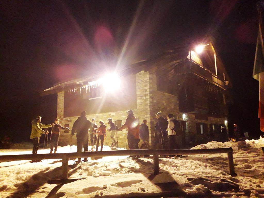 Rifugio Al Lago Del Mortirolo In Inverno Raggiungibile Solo A Piedi Monno Exterior photo