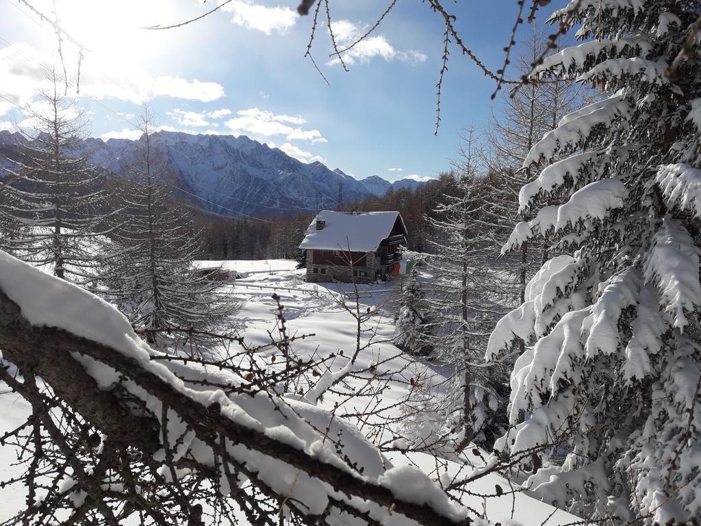 Rifugio Al Lago Del Mortirolo In Inverno Raggiungibile Solo A Piedi Monno Exterior photo