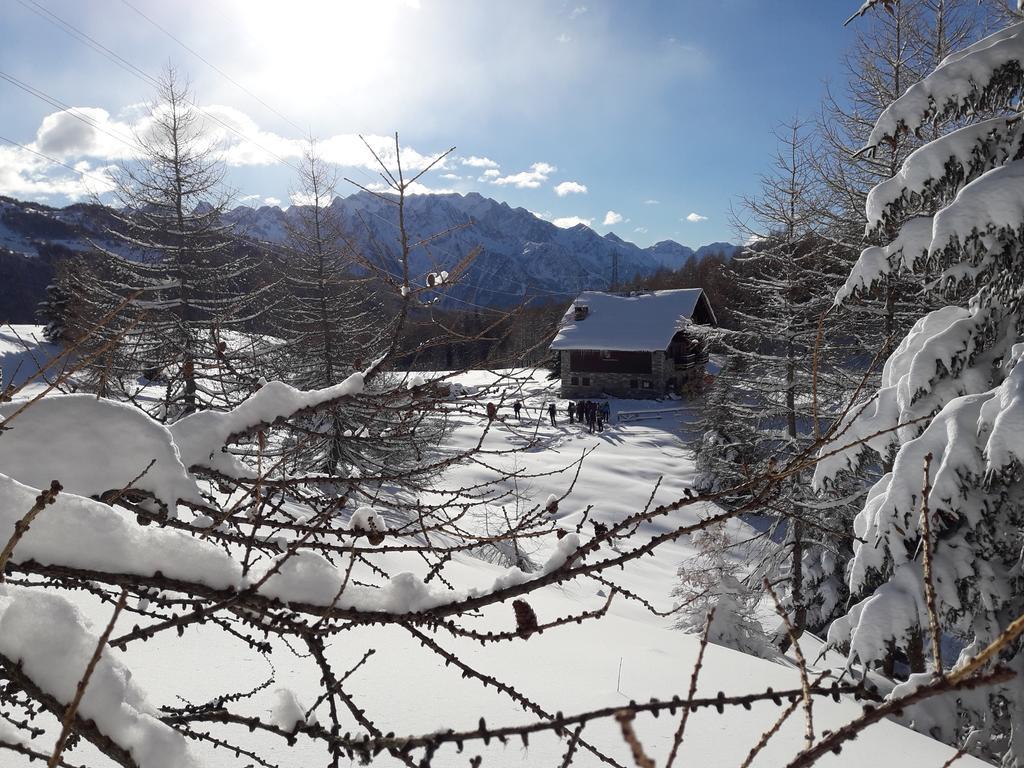 Rifugio Al Lago Del Mortirolo In Inverno Raggiungibile Solo A Piedi Monno Exterior photo