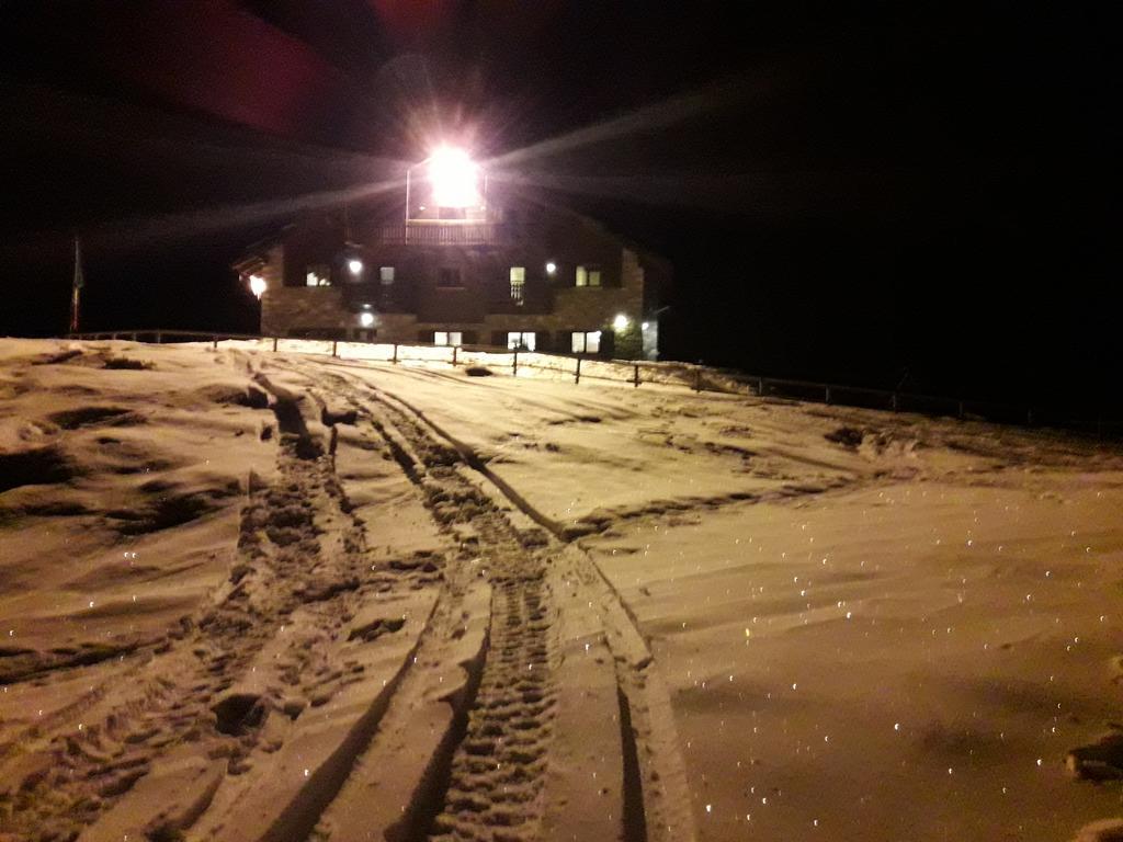 Rifugio Al Lago Del Mortirolo In Inverno Raggiungibile Solo A Piedi Monno Exterior photo