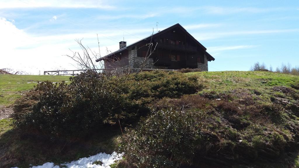 Rifugio Al Lago Del Mortirolo In Inverno Raggiungibile Solo A Piedi Monno Exterior photo