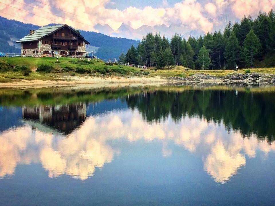 Rifugio Al Lago Del Mortirolo In Inverno Raggiungibile Solo A Piedi Monno Exterior photo