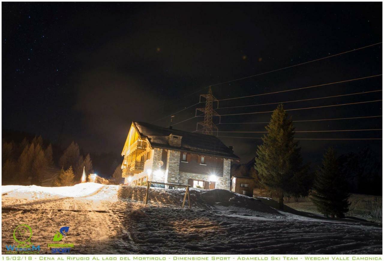 Rifugio Al Lago Del Mortirolo In Inverno Raggiungibile Solo A Piedi Monno Exterior photo