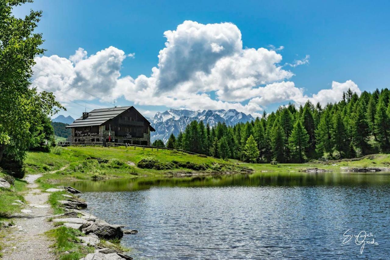 Rifugio Al Lago Del Mortirolo In Inverno Raggiungibile Solo A Piedi Monno Exterior photo