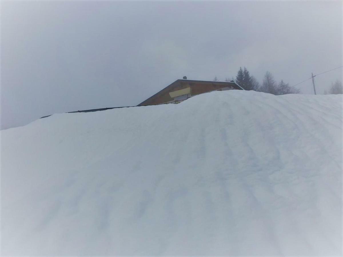 Rifugio Al Lago Del Mortirolo In Inverno Raggiungibile Solo A Piedi Monno Exterior photo