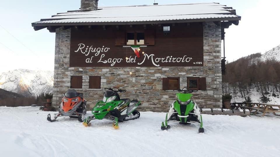 Rifugio Al Lago Del Mortirolo In Inverno Raggiungibile Solo A Piedi Monno Exterior photo