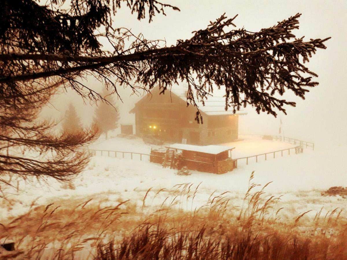 Rifugio Al Lago Del Mortirolo In Inverno Raggiungibile Solo A Piedi Monno Exterior photo